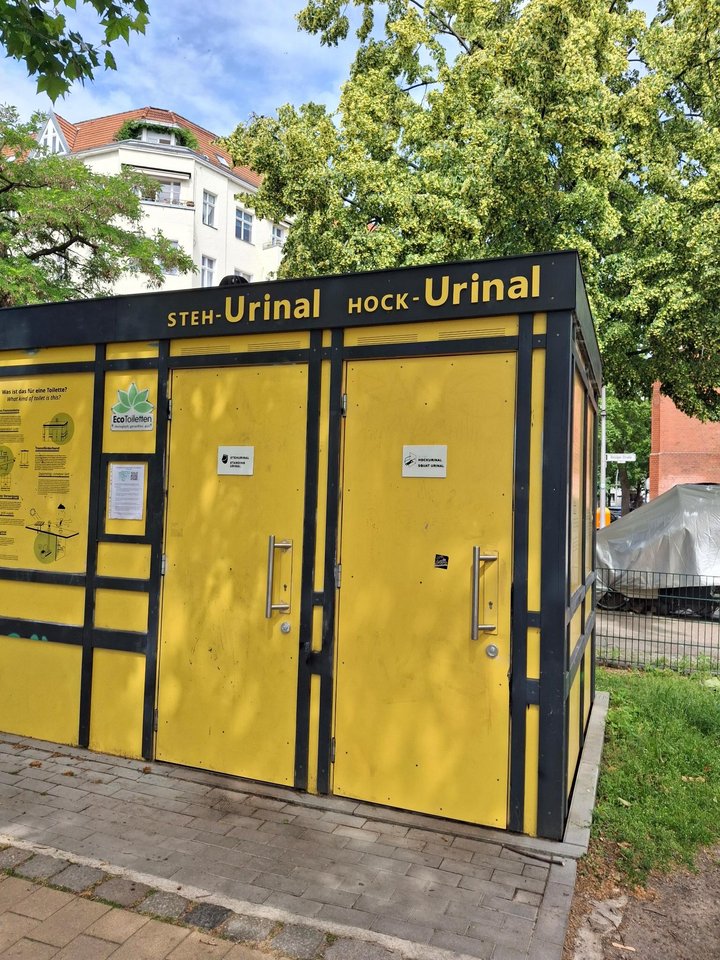 Offentliches Trocken-WC in Berlin.