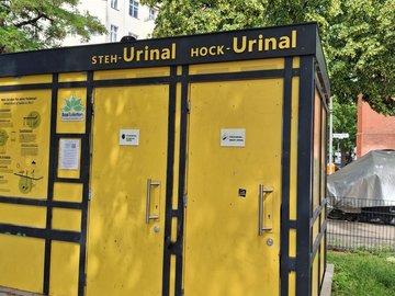 Offentliches Trocken-WC in Berlin.