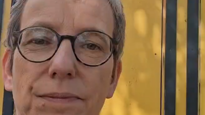 Wiebke Fuchs (Die Linke) vor einer öffentlichen Trocken-Toilette in Berlin